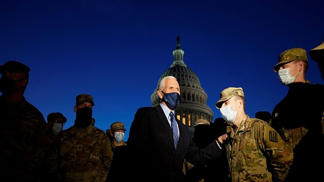 Americký viceprezident Mike Pence s písluníky Národní gardy u budovy Kapitolu.
