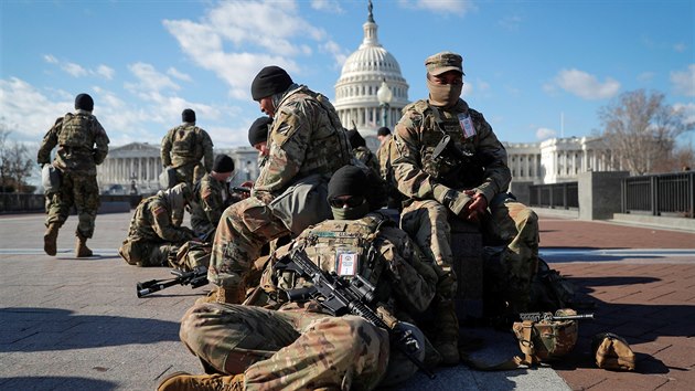 Vojáci před budovou Kapitolu.