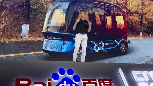 éf Baidu ped elektro autobusem z roku 2018.
