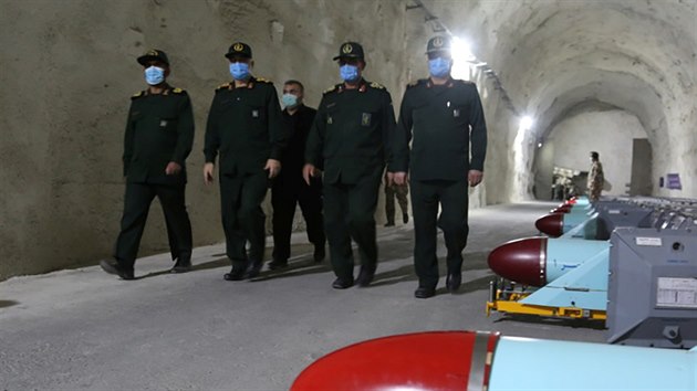 Podzemní základna raketových sil. Snímky voják íránských revoluních gard...