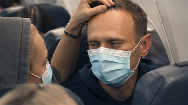 Alexej Navalnyj se svou manelkou Julií na palub letadla, které ho zaneslo...