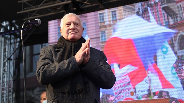 Václav Klaus na demonstraci v Praze proti vládním opatením.