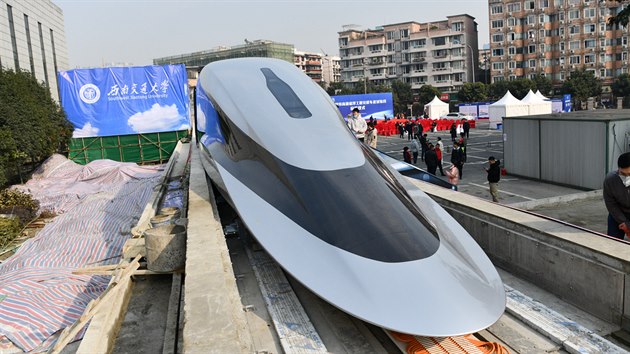 Prototyp létajícího vlaku z íny dosahuje rychlosti a 620 km/h.