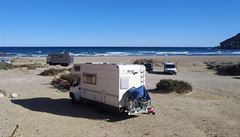 Po svátcích balíme a vyrá�íme hledat dal�í místo k �ití. Tohle na plá�i Playa...