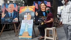 Pouli�ní um�lec maluje portréty prezidenta Bidena a viceprezidentky Kamaly...