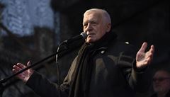 Demonstranty proti vládním opat�ením podpo�il exprezident Klaus.V projevu...