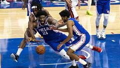 Basketbalista  Philadelphie Joel Embiid (uprosted) se snaí ubránit mí proti...