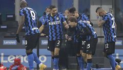 Fotbalisté Interu Milán slaví branku Nicola Barelly. | na serveru Lidovky.cz | aktuální zprávy