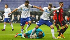 Obránci Schalke chrání svého brankáře Ralfa Fahrmanna.