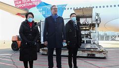Do Srbska dorazil milion dávek čínské vakcíny. Na letiště přijel prezident Vučić