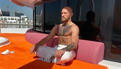 VIDEO: Luxusn jachta, Rolls Royce, teplky i hodinky s erotikou. McGregor dorazil na zpas do Dubaje