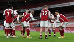 Hráči Arsenalu slaví originálně trefu svého kapitána Aubameyanga.