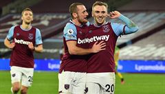 Vladimír Coufal slaví po boku Jereda Bowena branku do sít� WBA.