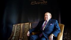 Sheldon Adelson p�ed rozhovorem v Singapuru v roce 2009.