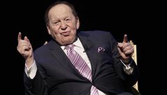 Adelson b�hem svého projevu na konferenci v Pa�í�i v roce 2016.