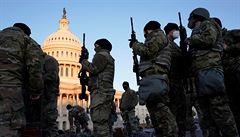 Vojáci před budovou Kapitolu ve Washingtonu se zbraněmi.