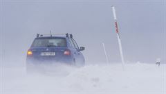 Silný vítr a sníh komplikovaly dopravu. Hlavní tah přes Harrachov do Polska je zavřený pro kamiony