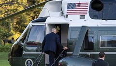 Prezident Donald Trump nastupuje do vrtulníku Marine One, který ho pevezl do...
