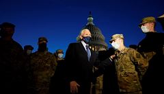 Americký viceprezident Mike Pence s p�íslu�níky Národní gardy u budovy Kapitolu.