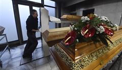 Desítky zemřelých z Ostravy byly převezeny jinam. Největšímu krematoriu v zemi dochází kapacity