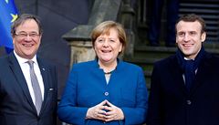 Zleva Armin Laschet, kanclé�ka Angela Merkelová a francouzský prezident...