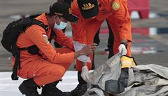 Trosky zříceného letadla mířícího z Jakarty nalezeny. Záchranáři našli v moři kusy těl i oblečení