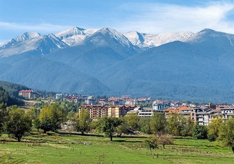 Bansko je dnes takovým Kitzbühelem bulharských hor s desítkami km sjezdovek