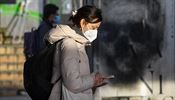 �ena s respirátorem u stanice metra Vltavská v Praze. | na serveru Lidovky.cz | aktu�ln� zpr�vy