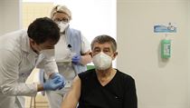 Premiér Babiš dostal ráno druhou dávku vakcíny proti covidu-19. Přeočkovat se...