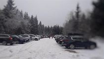 Turist zcela zaplnili parkovac kapacity u Detnho v Orlickch horch,...