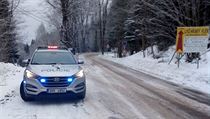 Policie dopravu d tak, aby zstala prjezdn silnice z Detnho v Orlickch...