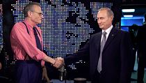 Ruský prezident Vladimir Putin si potřásá rukou s Larrym Kingem před natáčením...