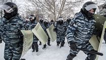 Policie na protestech masivn zatkala. Na fotografii pslunci podkov...