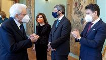 Italský prezident Sergio Mattarella vítá Giuseppeho Conte.