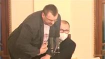 Nezařazený poslanec Lubomír Volný (vlevo) se přetahuje o mikrofon s...