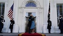Prezident USA Joe Biden a prvn dma Jill Bidenov ped Blm domem.