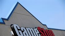 Akcie GameStopu umle vyhnala skupina Reddit.