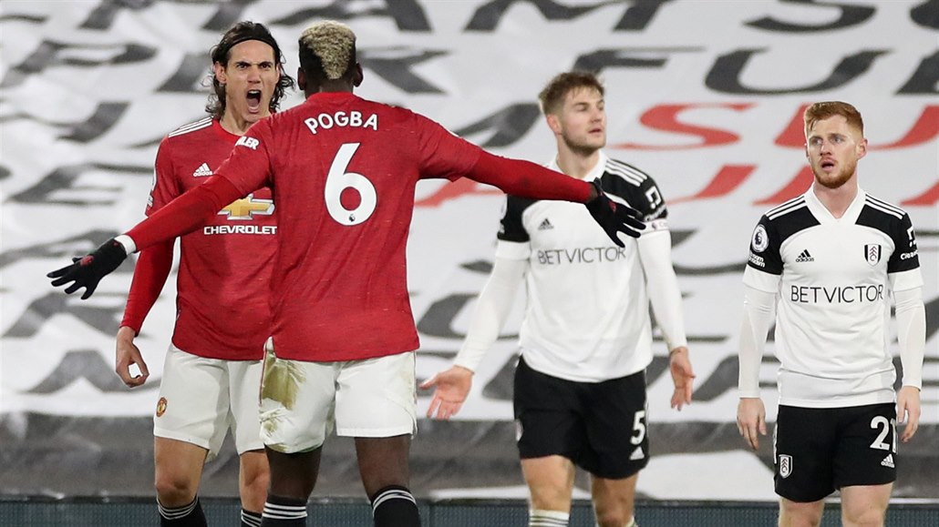 Edinson Cavani a Paul Pogba z Manchesteru United slaví gól na půdě Fulhamu.