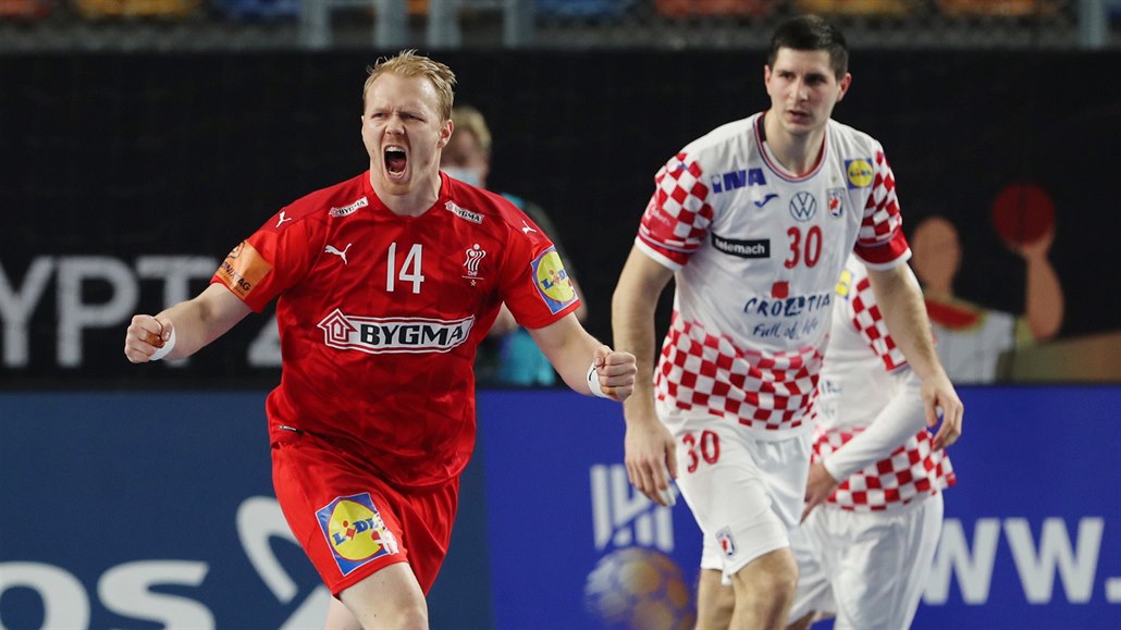 Dánský házenkář Anders Zachariassen se raduje z gólu v chorvatské síti.