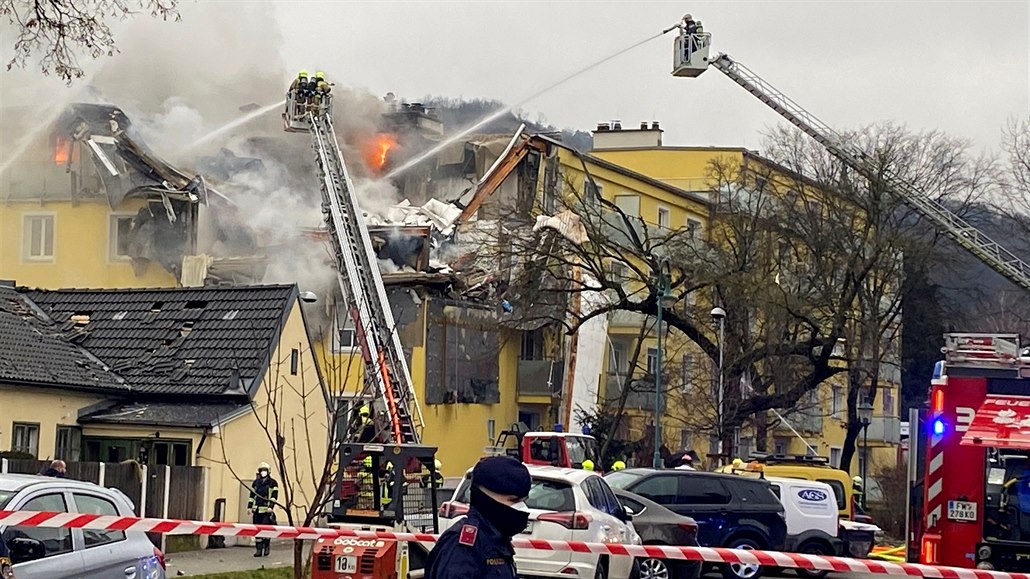 Hasii bojují s plameny, které vyvolal výbuch v bytovém dom.
