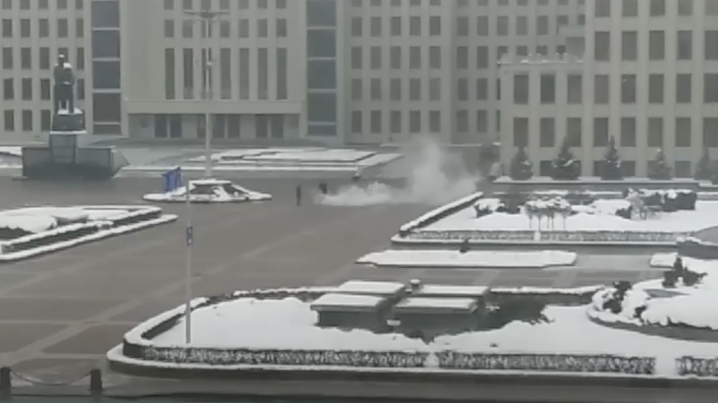 V centru bloruského hlavního msta Minsku se ped sídlem vlády zapálil mu,...