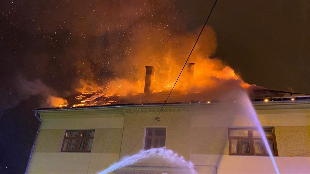 Z hoící budovy uteklo do bezpeí 17 lidí. Poár zniil stechu domu a v horním...