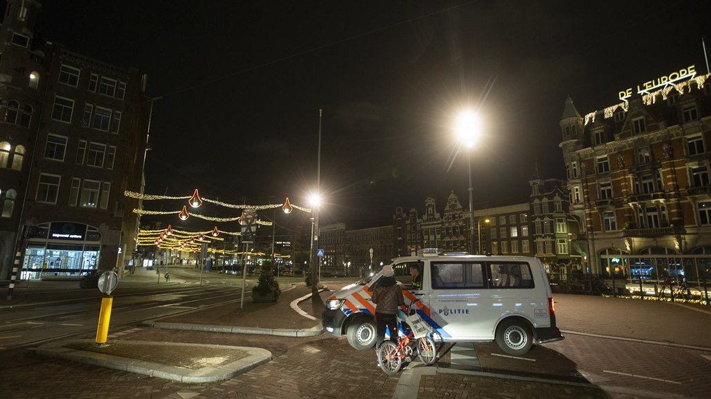 Holandská policie kontroluje ulice Amsterdamu.