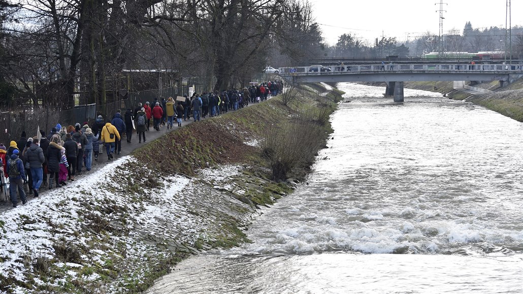 Lidé chtějí spravedlnost po úniku toxických látek do řeky Bečvy.
