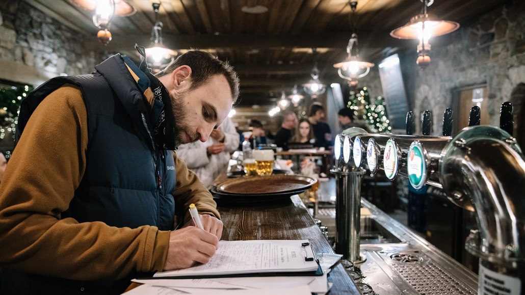 Lidé mohli v hospodách a restauracích podepisovat petice za jejich...