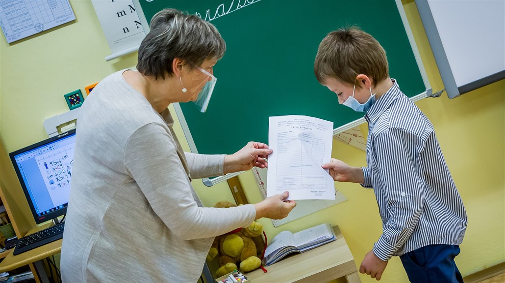 Prváci z 1.A na Z Kubatova v eských Budjovicích dostávají pololetní výpis...