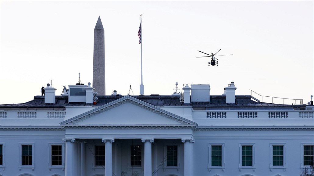 Donald Trump na palubě vrtulníku Marine One opouští Bílý dům.