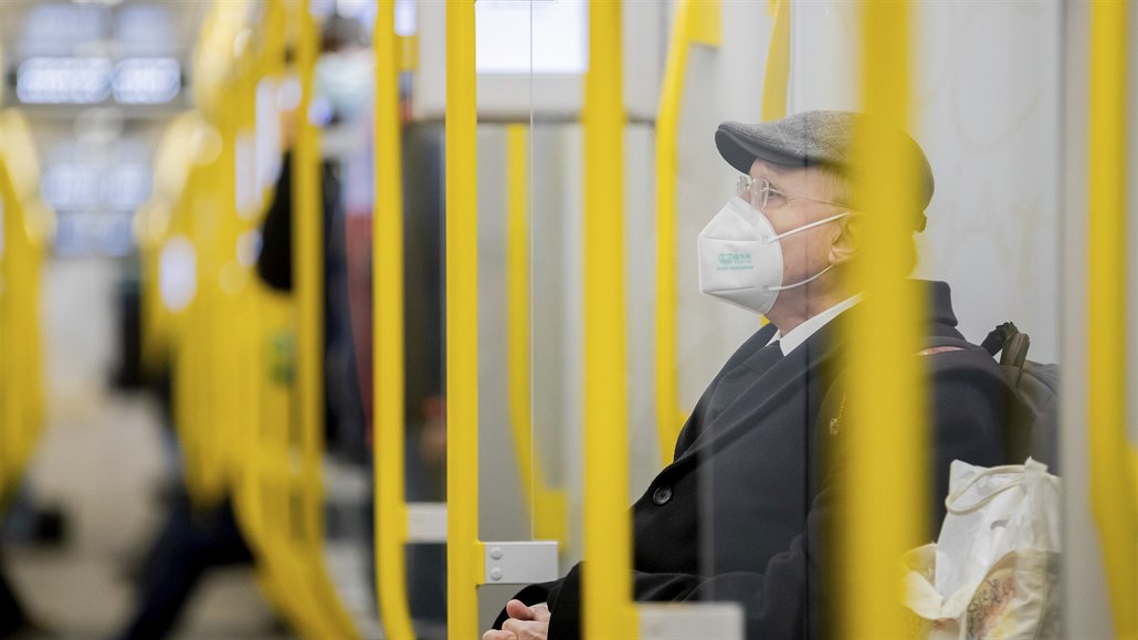 Mu se chrání FFP2 respirátorem v berlínském metru, jak to v zemi vyaduje nové...