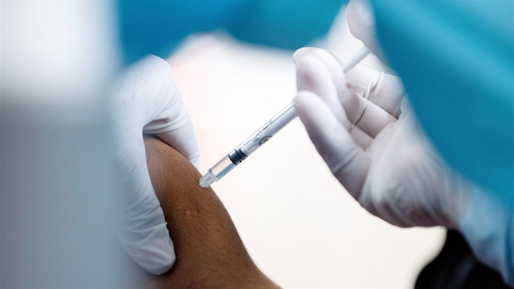 Očkování proti covidu vakcínou firmy AstraZeneca