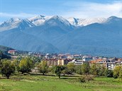 Bansko je dnes takovým Kitzbühelem bulharských hor s desítkami km sjezdovek